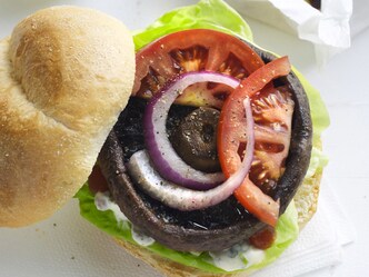 Portobelloburgers met groentefrietjes en tartaar