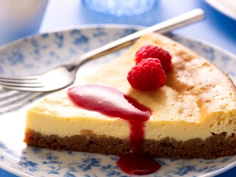 Cheesecake met vanille, speculaas en frambozencoulis