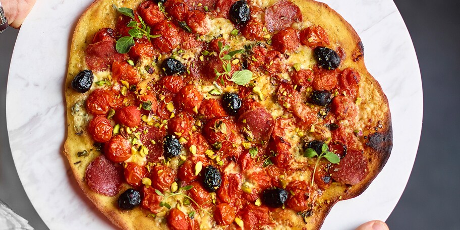 Pizza aux tomates datterino, gorgonzola et pistaches