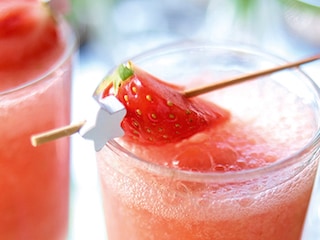 Bruisende cocktail met aardbeien en meloen