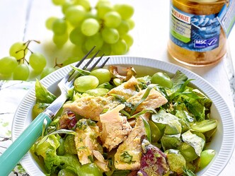 Salade met tonijn, druiven en dragon-mosterddressing