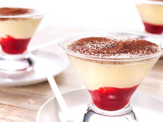 Koude sabayon met Marsala op frambozencoulis