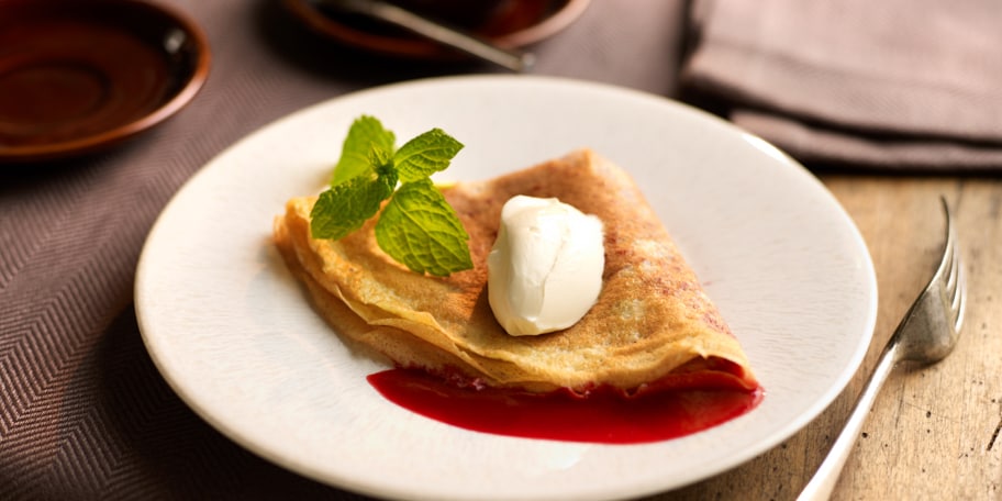 Crêpes au sirop de framboise et à la crème aigre