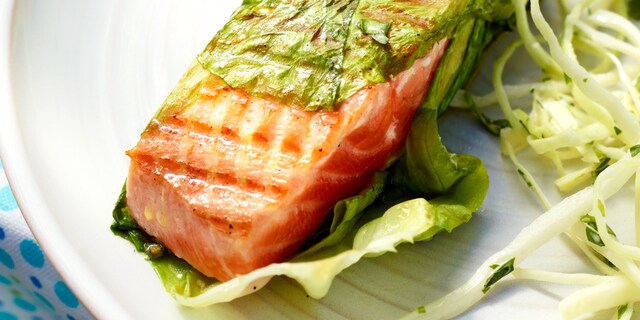 Zalm in een slajasje met dragon-koolsalade
