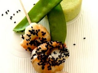 Scampibrochette met sesam en vla van peulen met citroenkruid