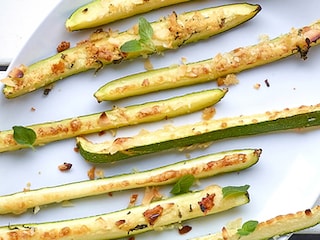 Courgettestaafjes met parmigiano