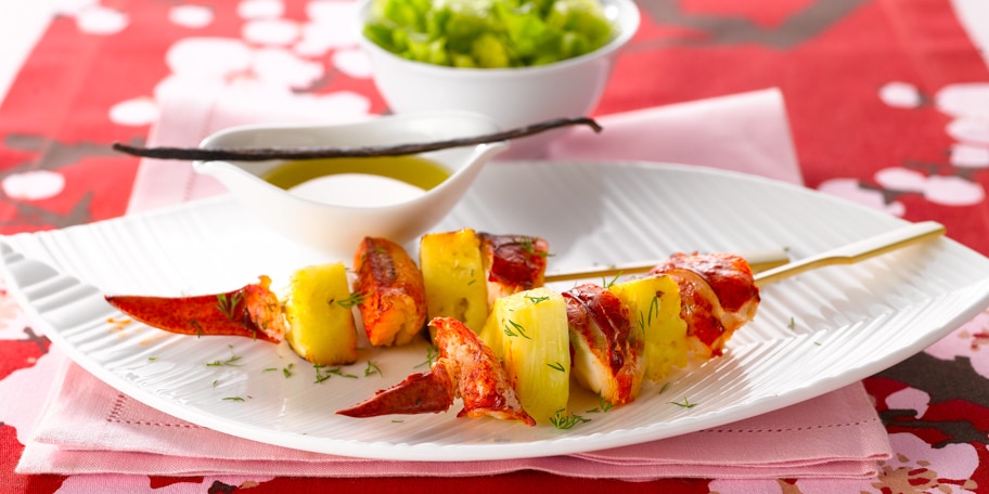 Spiesje van kreeft met ananas en vinaigrette met vanille