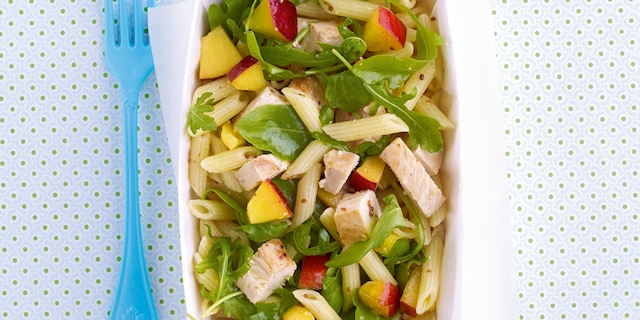 Salade van pasta met gebraden kip en nectarines