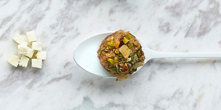 Lamsgehaktballetjes met pistachenoten, artisjokken en feta