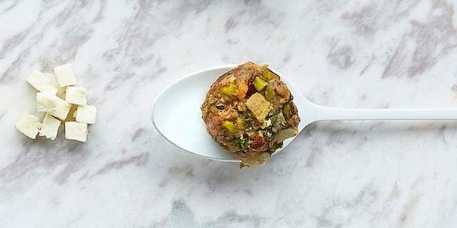 Lamsgehaktballetjes met pistachenoten, artisjokken en feta