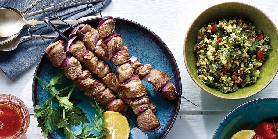 Brochettes d'agneau et salade de taboulé