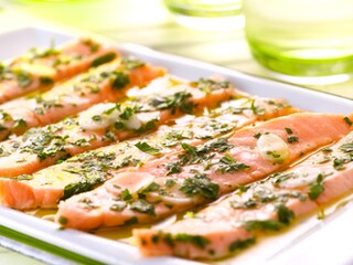 Saumon cru mariné au citron et à l’huile d’olive