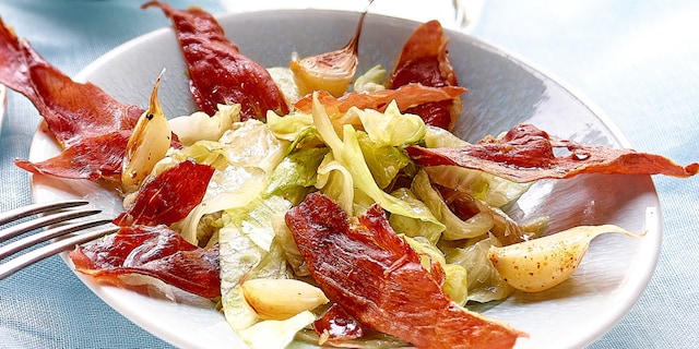 Salade cuite au jambon croquant et aux chips à l'ail