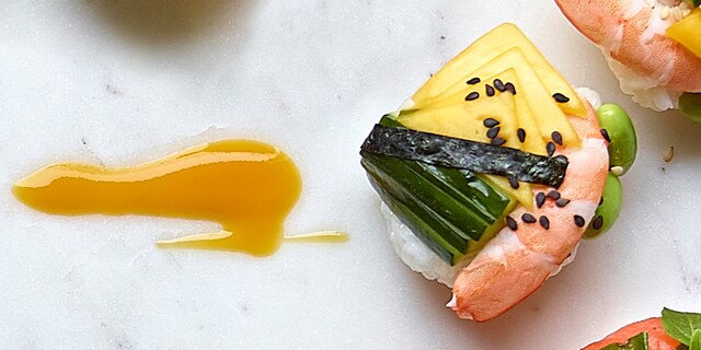 Sushi balls aux crevettes roses et à la ‬‬‬‭vinaigrette de mangue