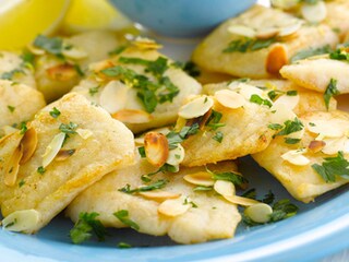 In de pan gebakken pangasius en gremolata met amandelen
