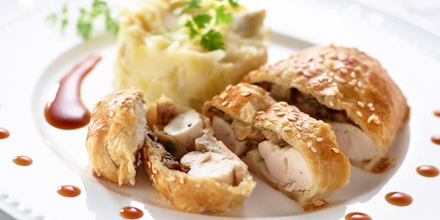 Bladerdeegpakketje met kippenhaasjes, bospaddenstoelen en Luikse siroop