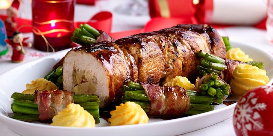 Kalkoenrollade gevuld met appelen, salie en pancetta