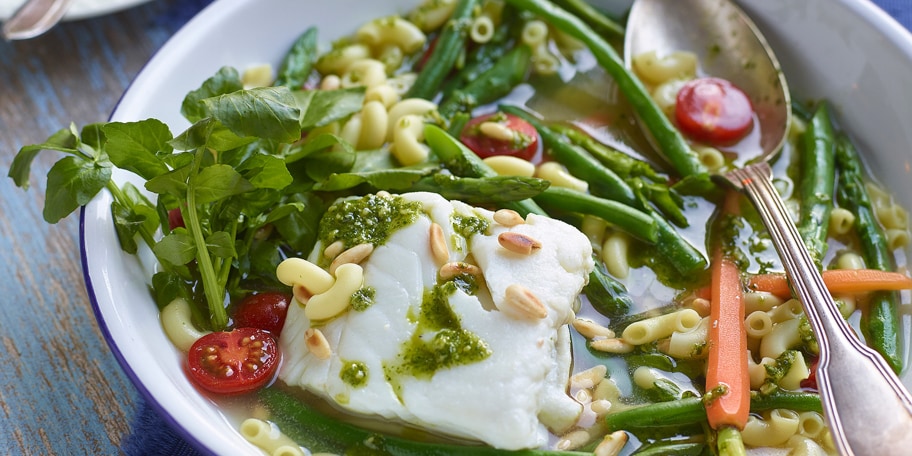 Minestrone printanier à l’églefin et au pesto