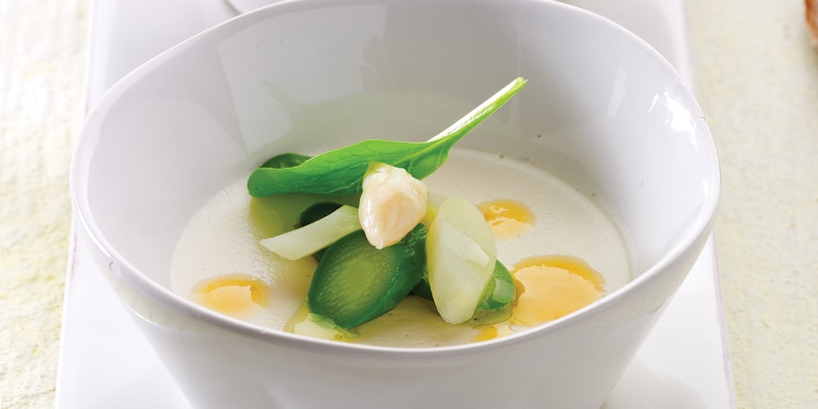 Parmezaan-panna cotta met asperges en sinaasappelstroop