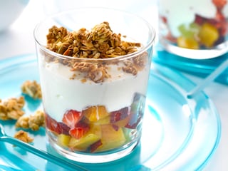 Yoghurt met vers fruit en knapperige granencrumble