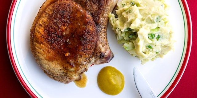 Varkenskotelet met pickles en puree van groene kool