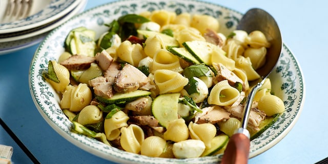 Salade de pâtes au poulet, courgettes, mozzarella et basilic