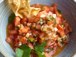 Pikante tomatensalsa en zelfgemaakte taco's