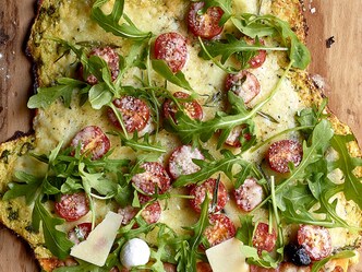 Vegetarische pizza met bloemkool en rucola