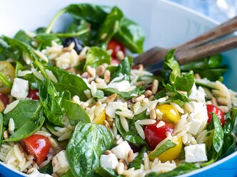 Salade van Griekse pasta, spinazie, feta en pijnboompitten