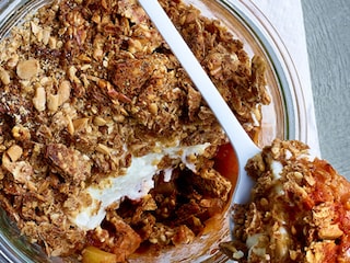 Crumble van ratatouille, geitenkaas en knäckebröd