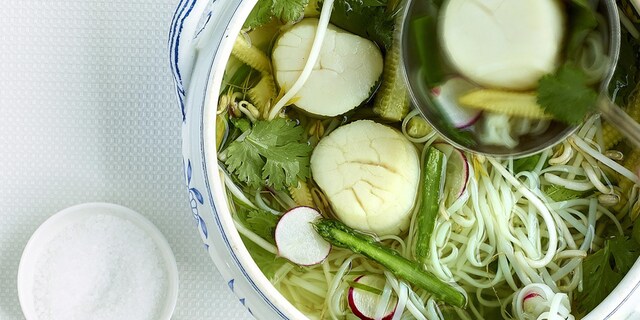 Oosterse bouillon met sint-jakobsnootjes en rijstnoedels