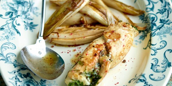 Roulade de volaille au roquefort et chicons caramélisés