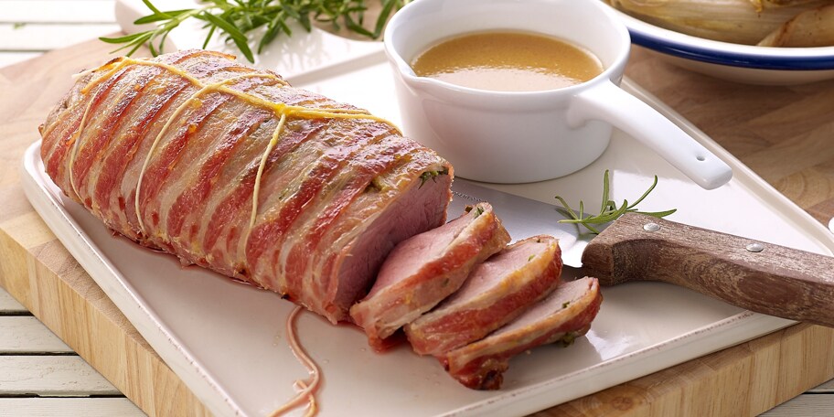 Kalfshaasje in krokant jasje, saus met honing en sinaasappel, gestoofd witloof