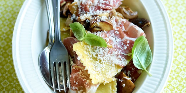 Ravioli met rucola, champignons en coppa