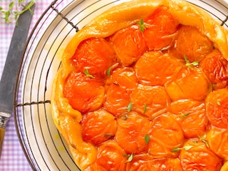 Tatin van abrikozen met honing en tijm
