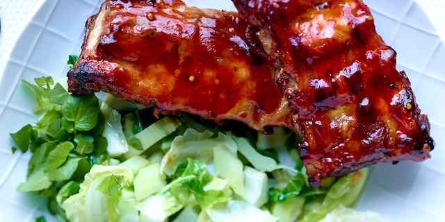 Gemarineerde en gekarameliseerde spareribs, gebakken bloemkoolstengels met look