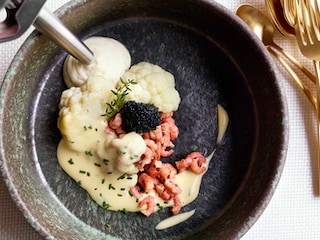 Espuma van bloemkool met garnalen en hollandaisesaus