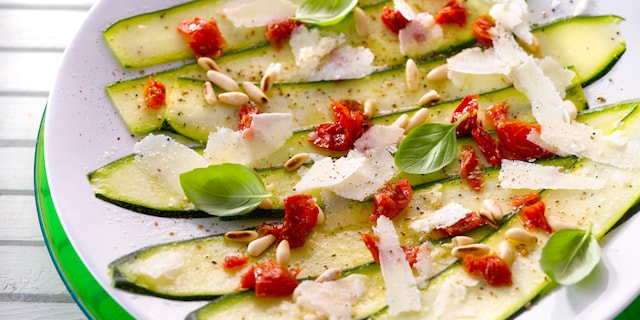 Carpaccio van courgettes met radijzen, pijnboompitten en Parmezaanse kaas