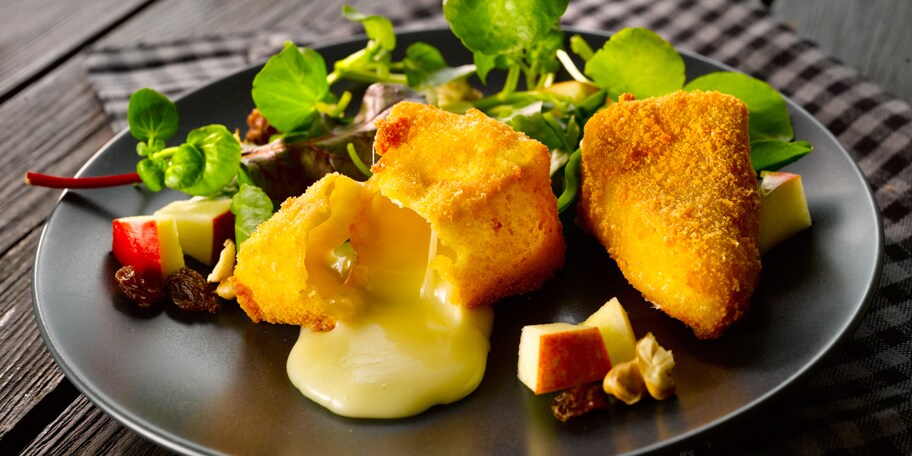 Salade met camembert in knapperig jasje