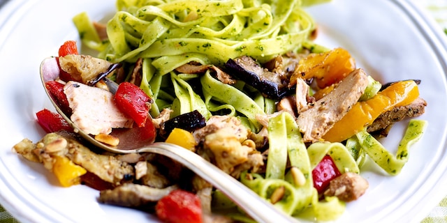 Tagliatelle met gerookte kip, pesto en gegrilde groenten
