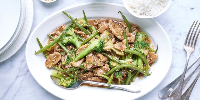 Gewokte varkensreepjes met broccoli, sperziebonen en zwarte bonensaus