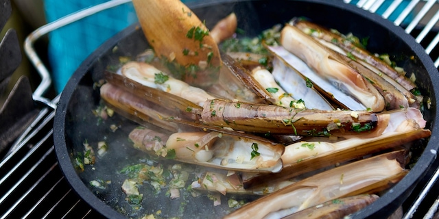 Couteaux au barbecue, beurre d'herbes relevé à l'orange