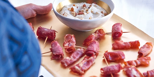 Krokante rolletjes met hummus van aardperen en hazelnoten