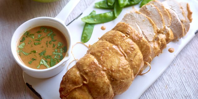 Kalkoengebraad tandoori, gewokte sluimererwten en basmatirijst