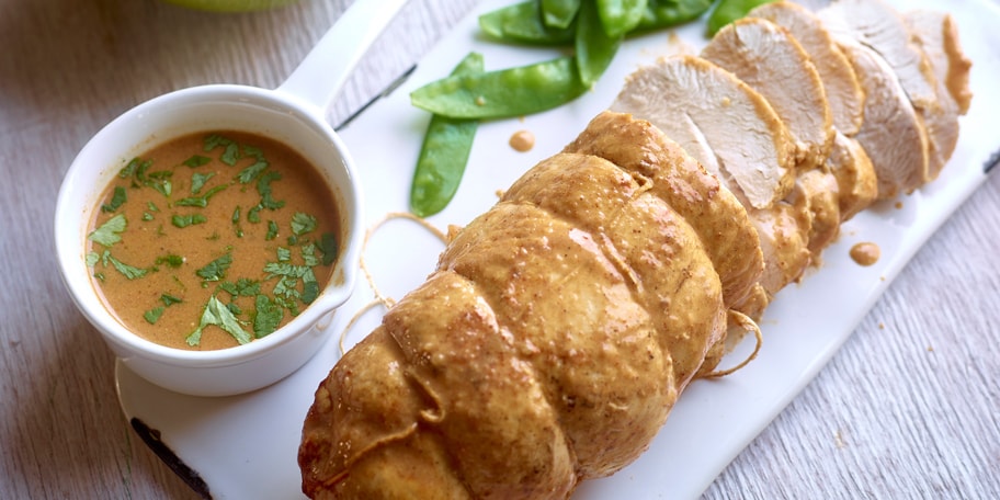 Kalkoengebraad tandoori, gewokte sluimererwten en basmatirijst