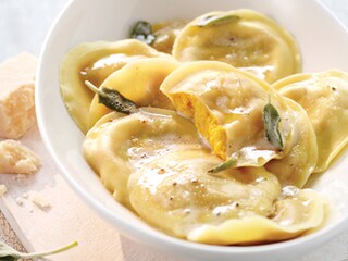 Ravioli met pompoen en salieboter