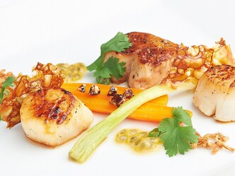 Gebakken sint-jakobsvruchten gekonfijte wortelen, passievrucht, currysaus