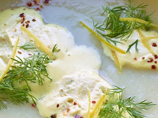 Bloemkoolsoep met citroenroom en kurkuma