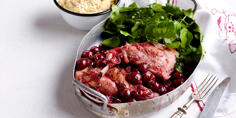 Cocotte de lapin aux cerises du nord, cresson et purée à la moutarde