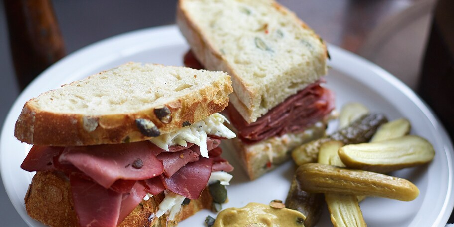 Sandwich au pastrami et coleslaw